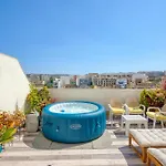 Sunsoaked Msida Penthouses With Hot Tub, Wifi & Ac By 360 Estates شقة